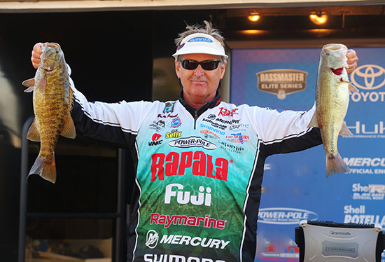 Finally!... a respectable catch to help salvage some points.- photo by Seigo Saito